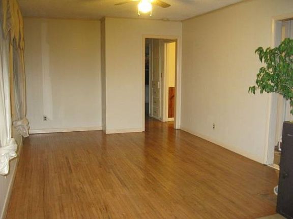 living room w hardwood fl