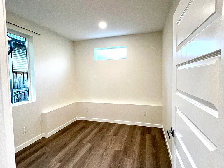 Front bedroom from door.