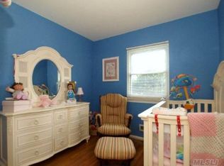 16 Putnam Ct, Commack, NY 11725