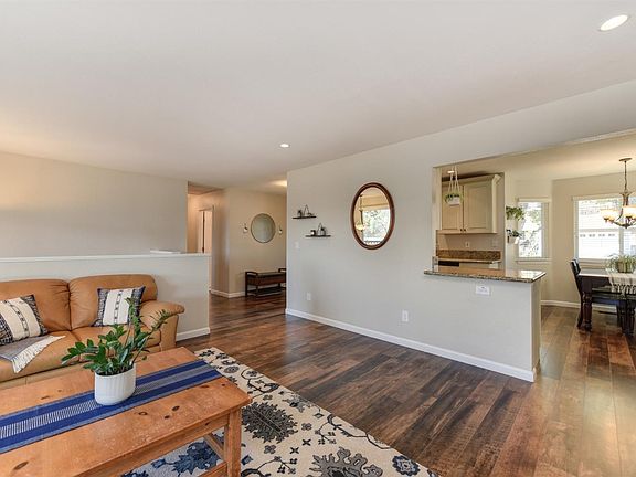 5th image of 236 Ginger Dr