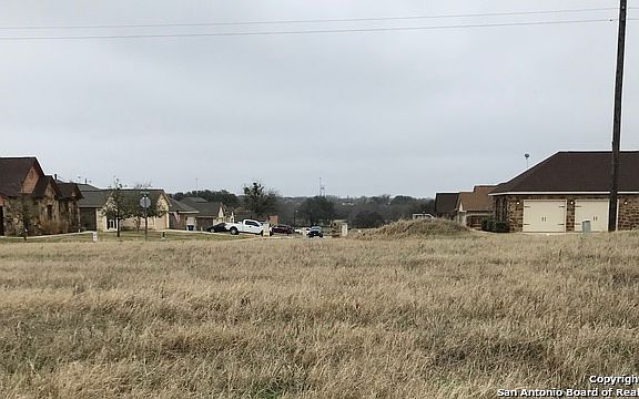 3rd image of 716 Crestview