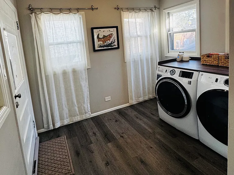 1070 Cook St — Photo 7
