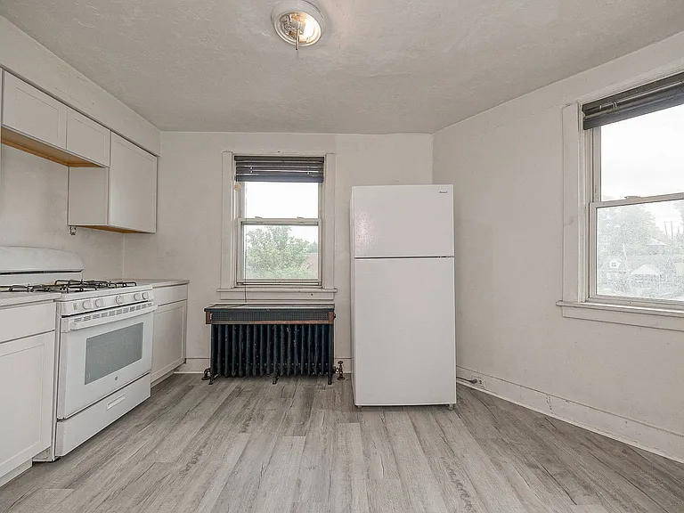 2361 Brownsville Rd — Photo 3