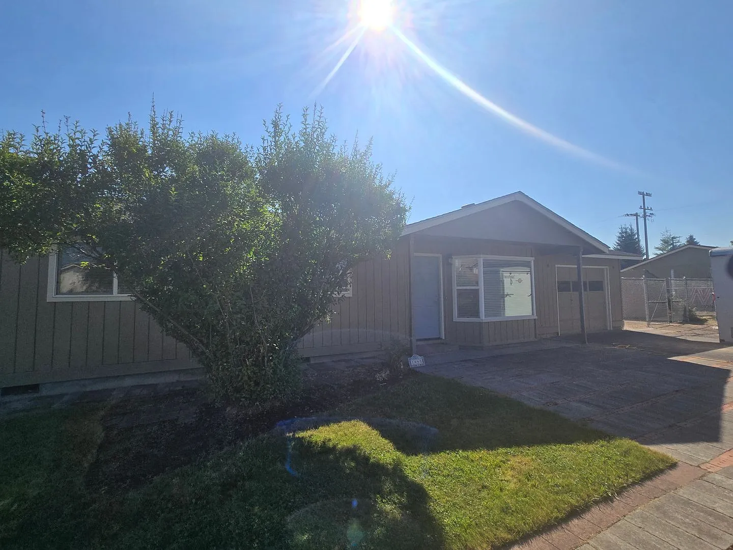 Charming Clean Home SW Canyon Drive Redmond — Photo 3