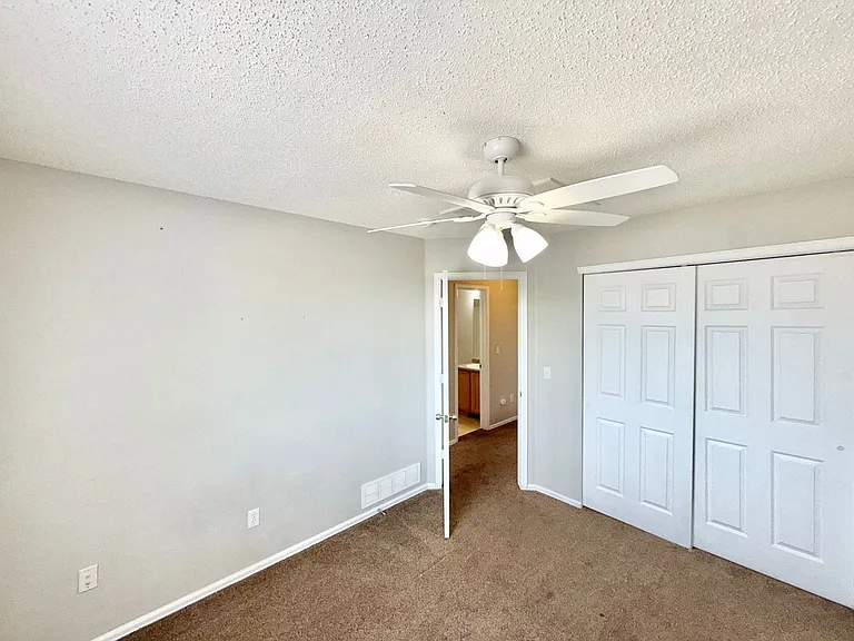 4899 Saddle Ridge Dr — Photo 15