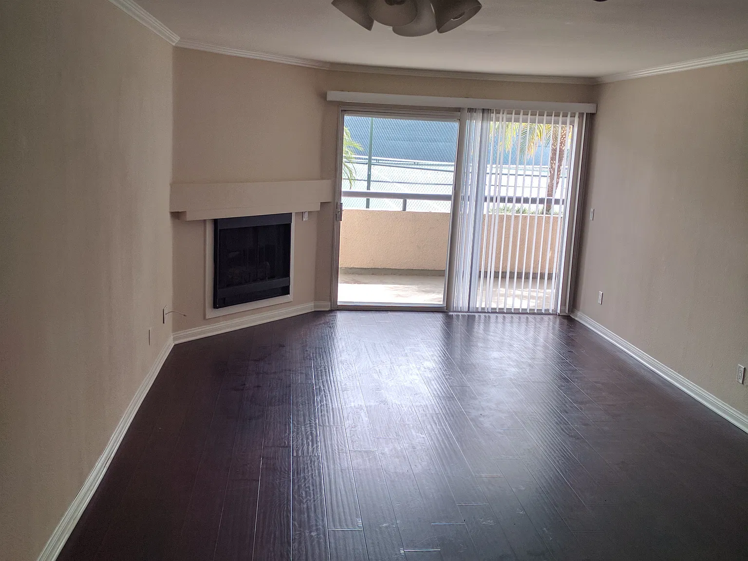 5565 Canoga Ave — Photo 1