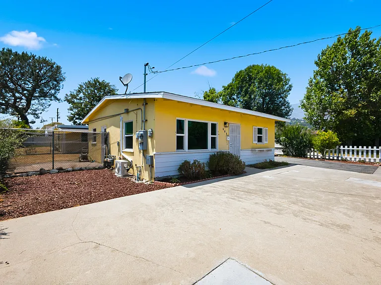 327 S Lincoln Pl — Photo 2