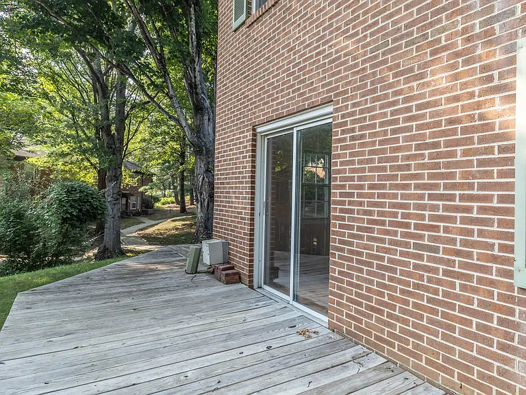 389 Charles St — Photo 21