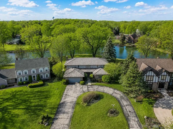 9 Buckingham Dr, Sugar Grove, IL 60554