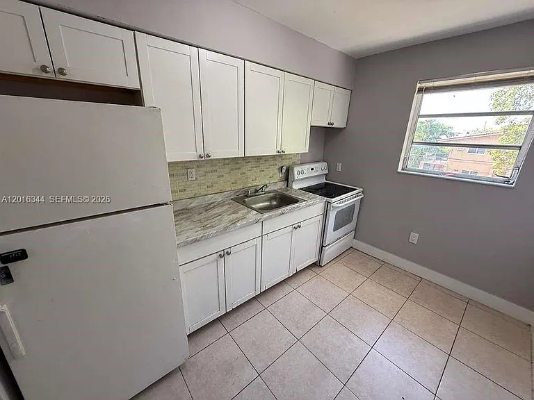 1646 NW 2nd St #6 — Photo 2