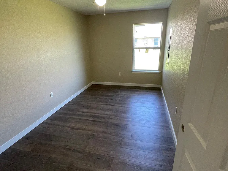 951 W Elm St — Photo 2
