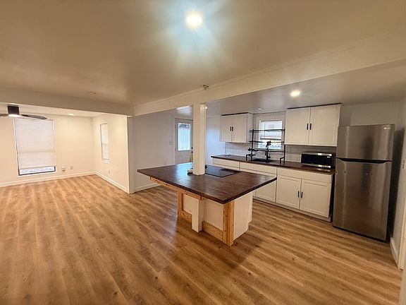 3rd image of 1700 Jane St