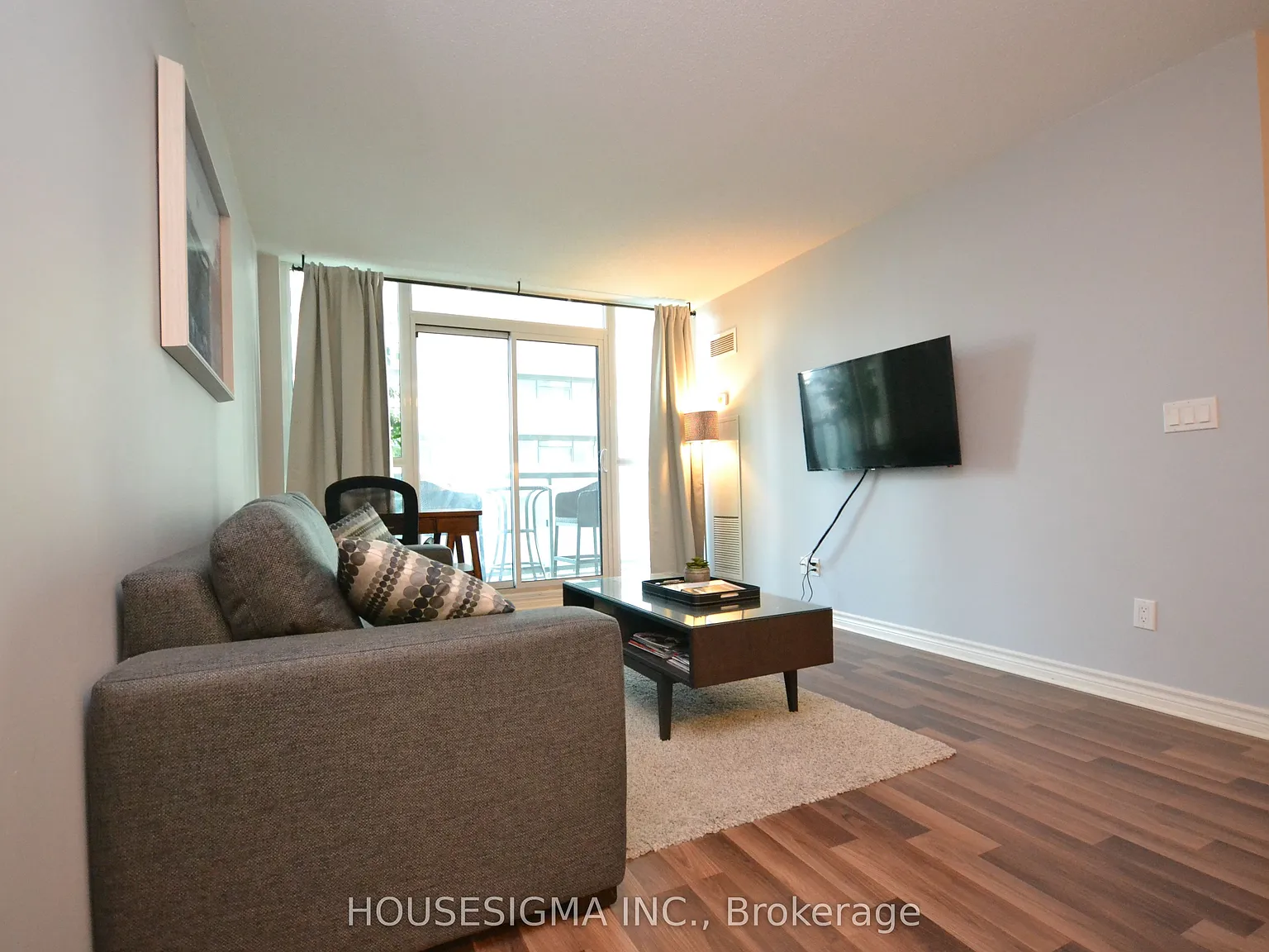 19 Grand Trunk Cres — Photo 2