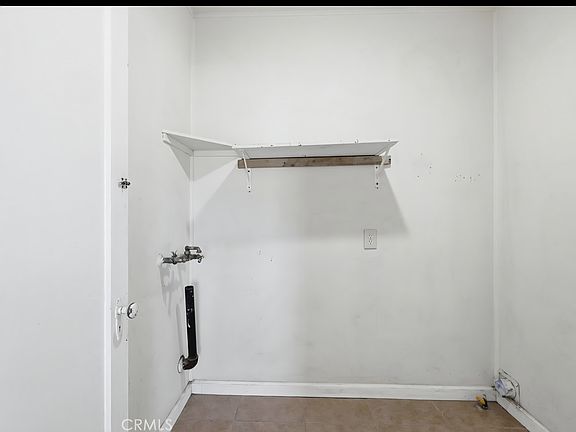 4th image of 557 W Oldfield St #1