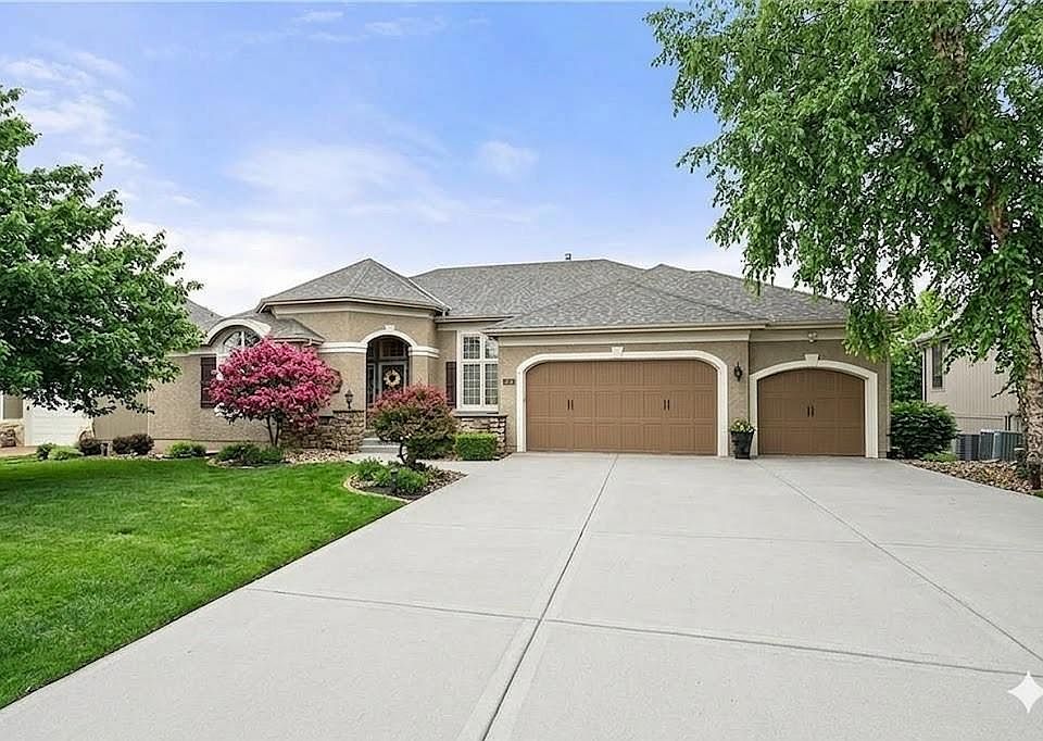 1st image of 1616 NE Daltons Ridge Dr