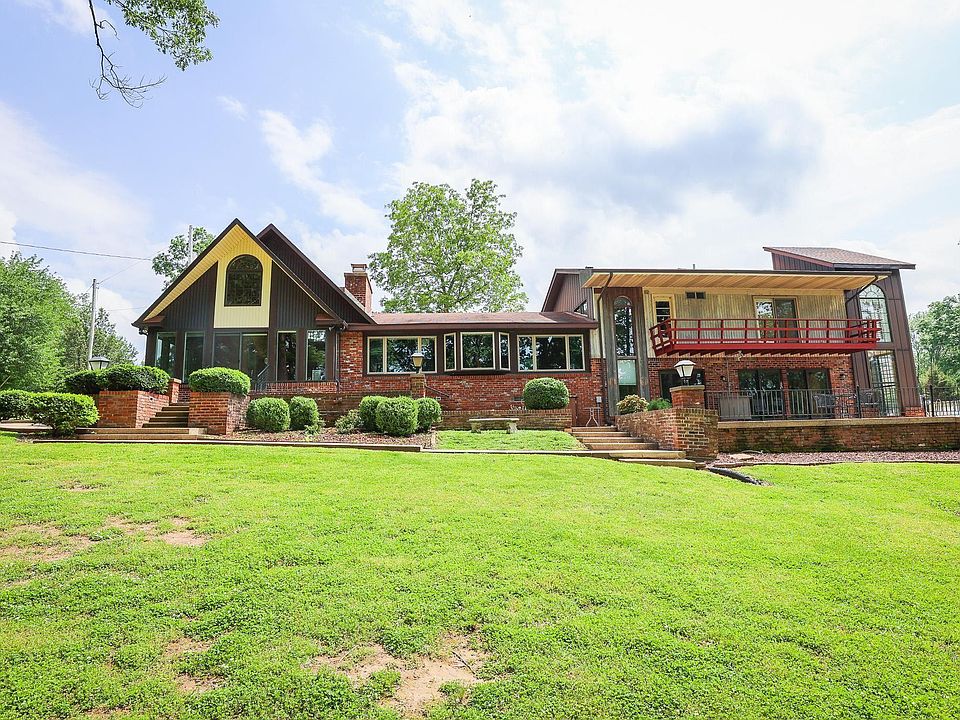 1st image of 690 Lake Dr
