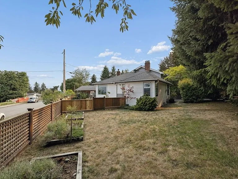 432 8th Ave E — Photo 3