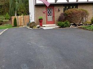 214 Valley Stream Dr, Delmont, PA