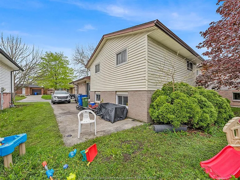 1493 Azalia Cres — Photo 9