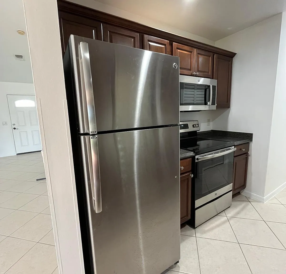 3 bed, 2.0 bath, 1000 sqft, $2,350 — Photo 3