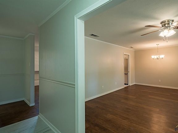 3rd image of 2931 Roanoke Ln