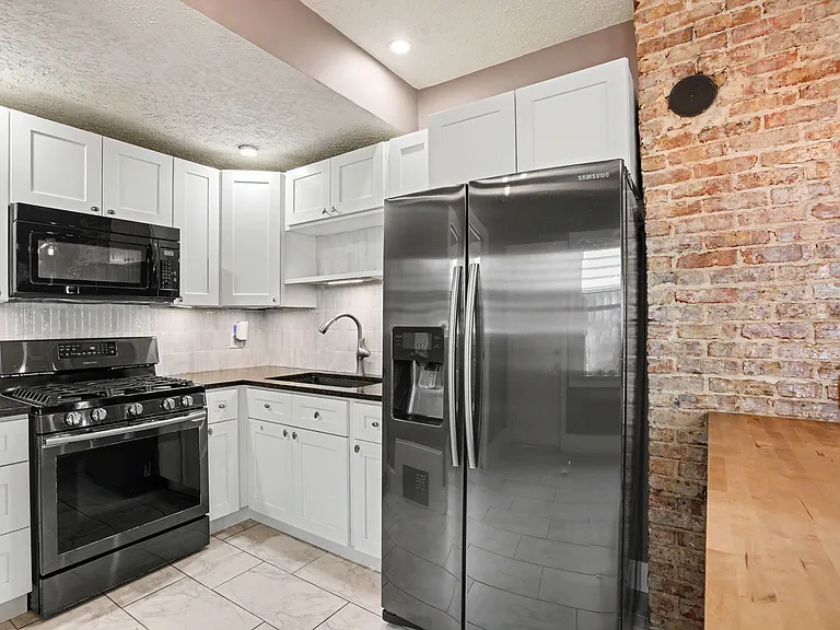 1155 Portage Ave — Photo 8