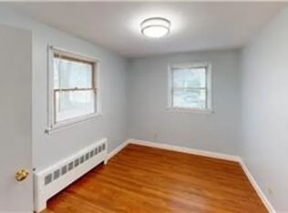 9 Saran Ave, Bedford, MA 01730
