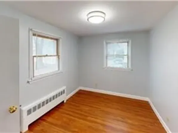 9 Saran Ave, Bedford, MA 01730