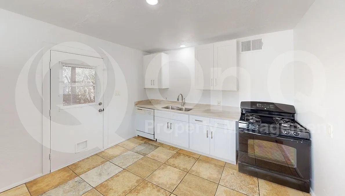 2 bed, 1.0 bath, 900 sqft, $1,200 — Photo 2