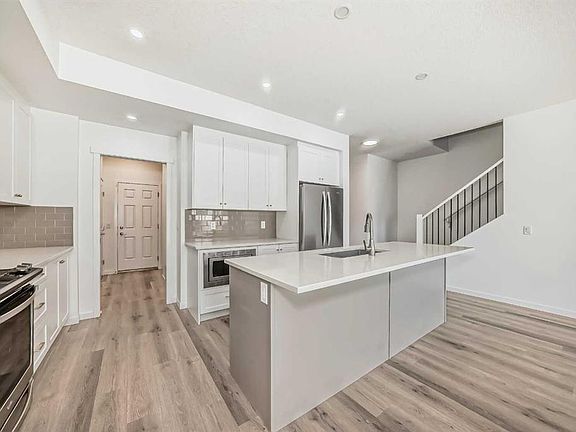 4th image of 64 E Masters Row SE