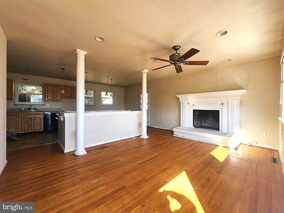 2nd image of 916 Marthas Vineyard Ln