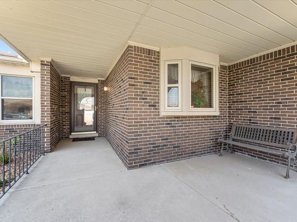 17501 Cascade Ct, Brownstown, MI 48193