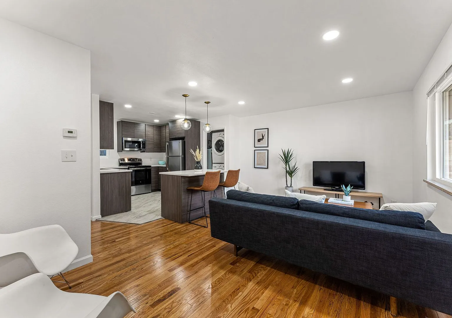 Prelease! Fully Updated 2 Bed 1 Bath Near Cu — Photo 4