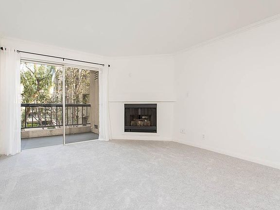 3rd image of 5510 Owensmouth Ave APT 226