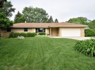3831 S Sunny Ridge Ln, New Berlin, WI 53151