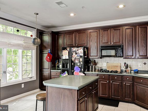 5th image of 4908 Waple Ln