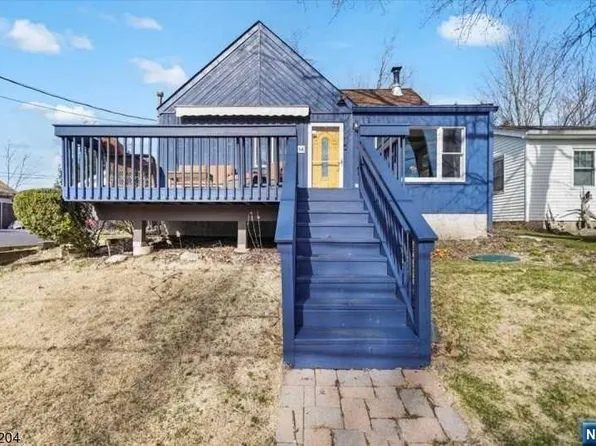 114 Race Track Dr, Hewitt, NJ 07421