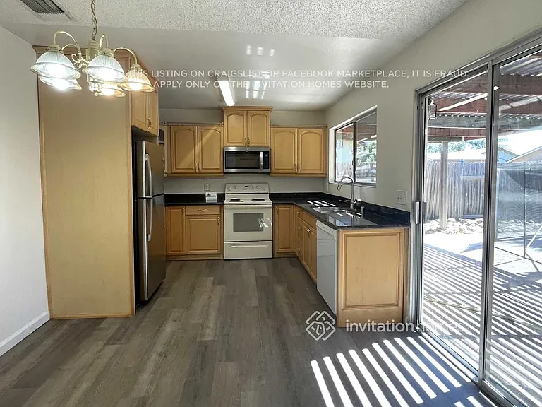 106 Brockton Ct — Photo 4