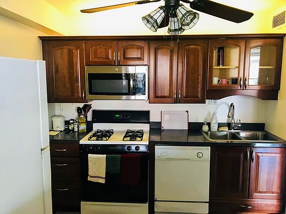 2nd image of 3950 N Lake Shore Dr APT 406