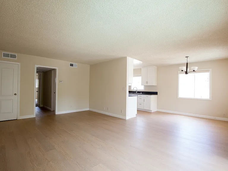 Coldwater Canyon Apartments — Photo 9