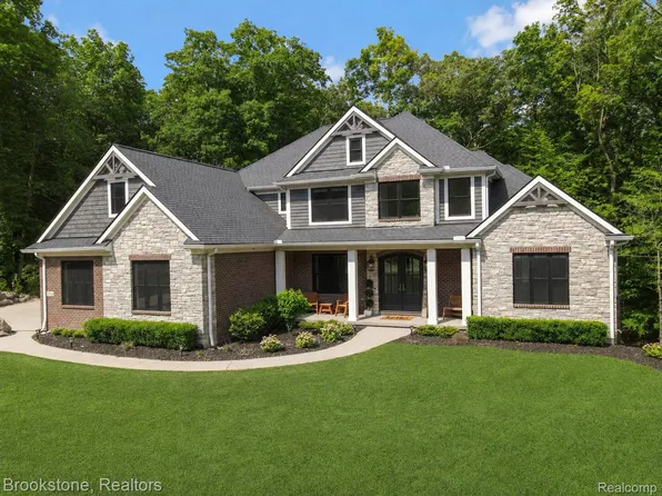 8130 Rosebud Ln, Clarkston, MI 48348