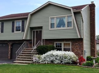 7 Rita Ct, Colonia, NJ 07067