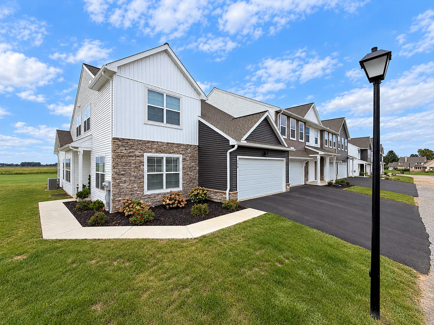 3 bed, 2.5 bath, 1710 sqft, $2,195 — Photo 2