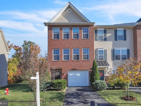 49 Savage Ct, Falling Waters, WV 25419