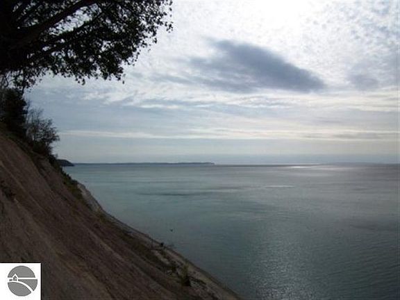 2nd image of N High Bluffs Dr