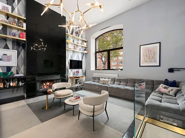 196 6th Ave APT 1A, New York, NY 10013