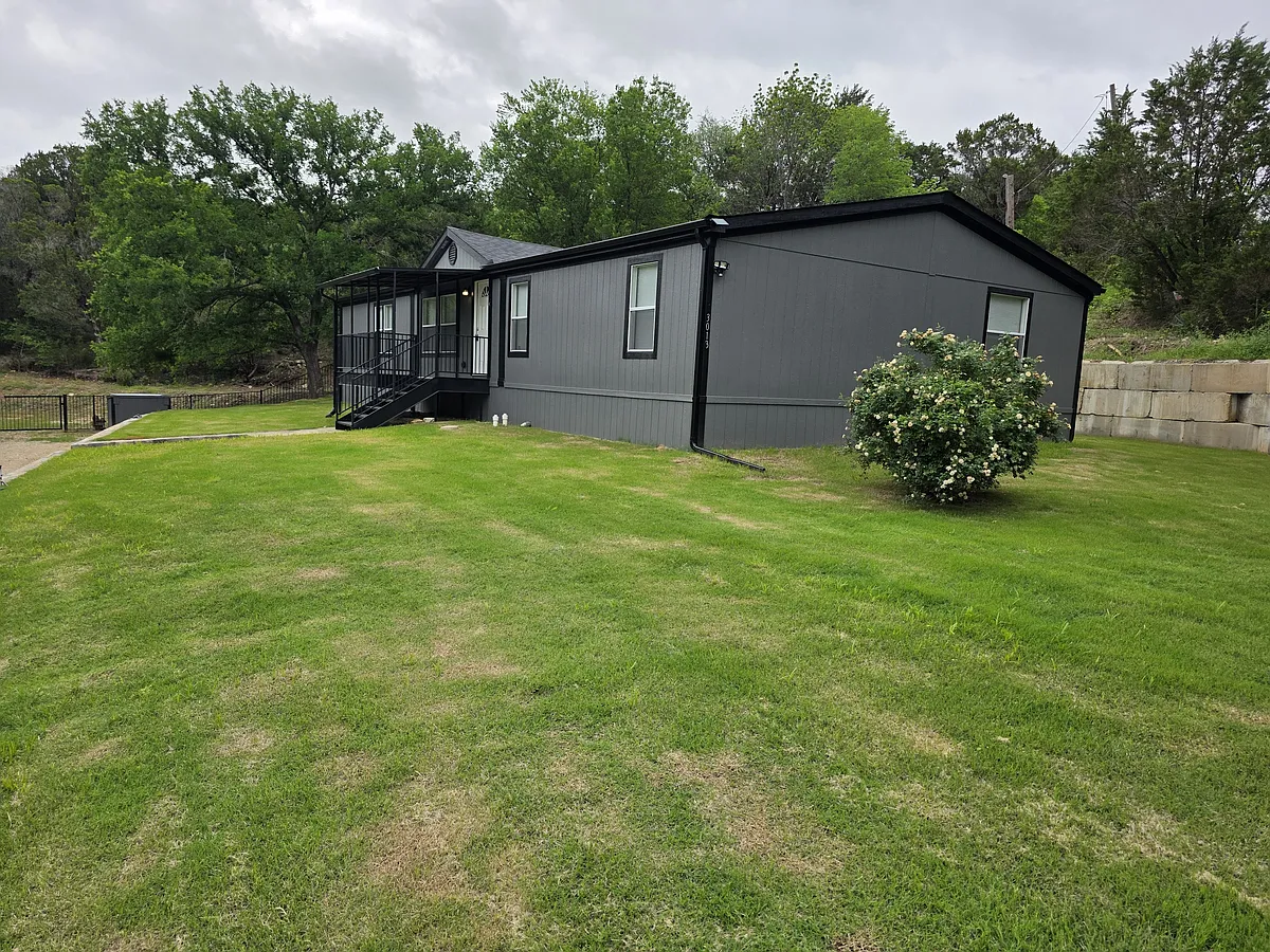Building Photo - 3013 Comanche Trl #3013