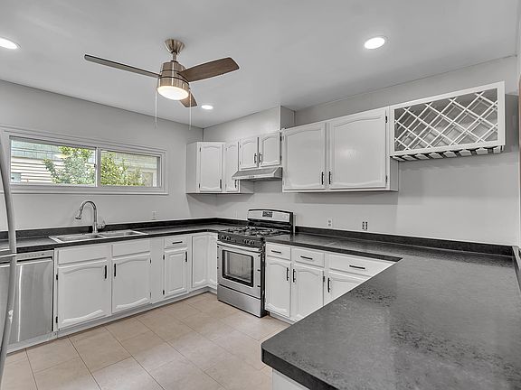 3rd image of 91 Saint Johns Parkside St APT 1