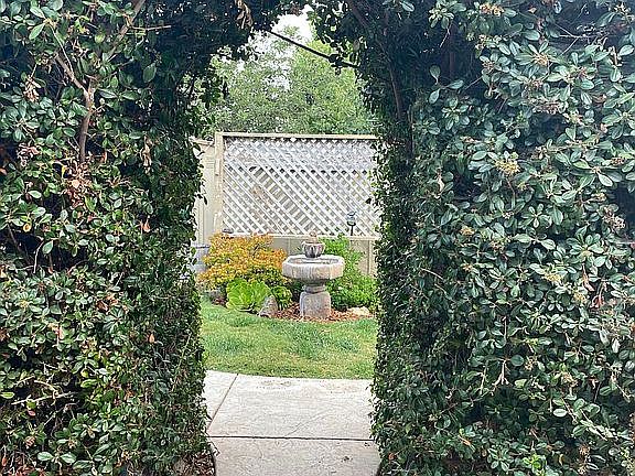 4th image of 245 Jullien Dr
