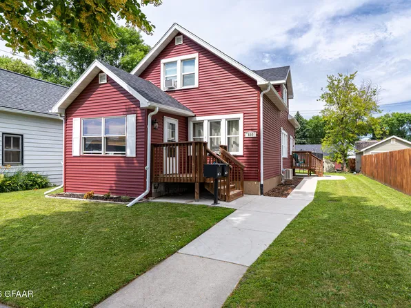 630 N 6th St, Grand Forks, ND 58203
